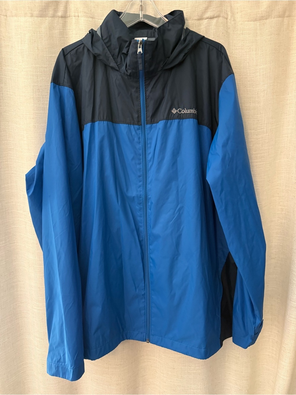 Columbia mens Blue and Black rain/wind jacket